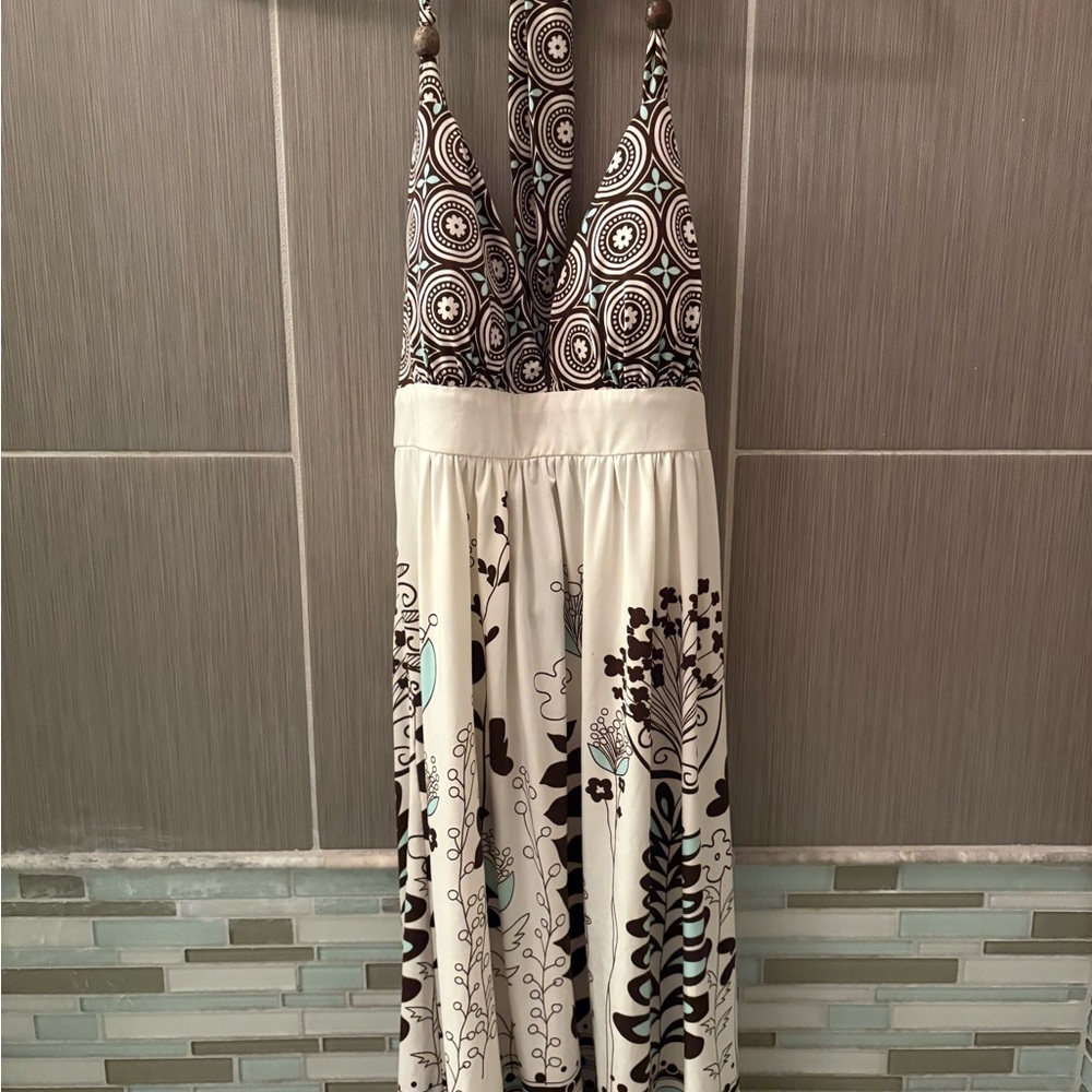 Chic Floral Maxi Dress in Black and Cream